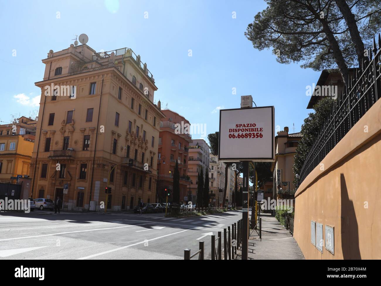 Roma. 12 de marzo de 2020. Foto tomada el 12 de marzo de 2020 muestra una calle vacía en Roma, Italia. El primer ministro italiano Giuseppe Conte anunció el miércoles por la noche el cierre de todas las tiendas, cafeterías, pubs, restaurantes, peluqueros y salones de belleza, y pidió al sector privado que dejara a los empleados salir de casa o trabajar en casa en la medida de lo posible. Crédito: Cheng Tingting/Xinhua/Alamy Live News Foto de stock