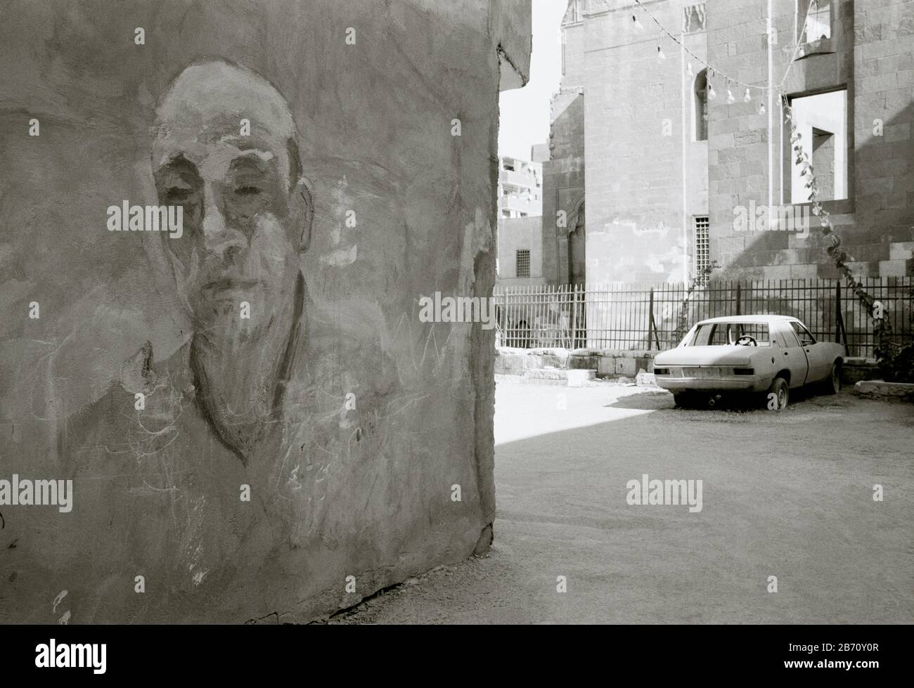 Fotografía en Blanco y Negro - Retrato callejero en la Ciudad de los muertos en el Cairo en Egipto en el Norte de África Medio Oriente Foto de stock