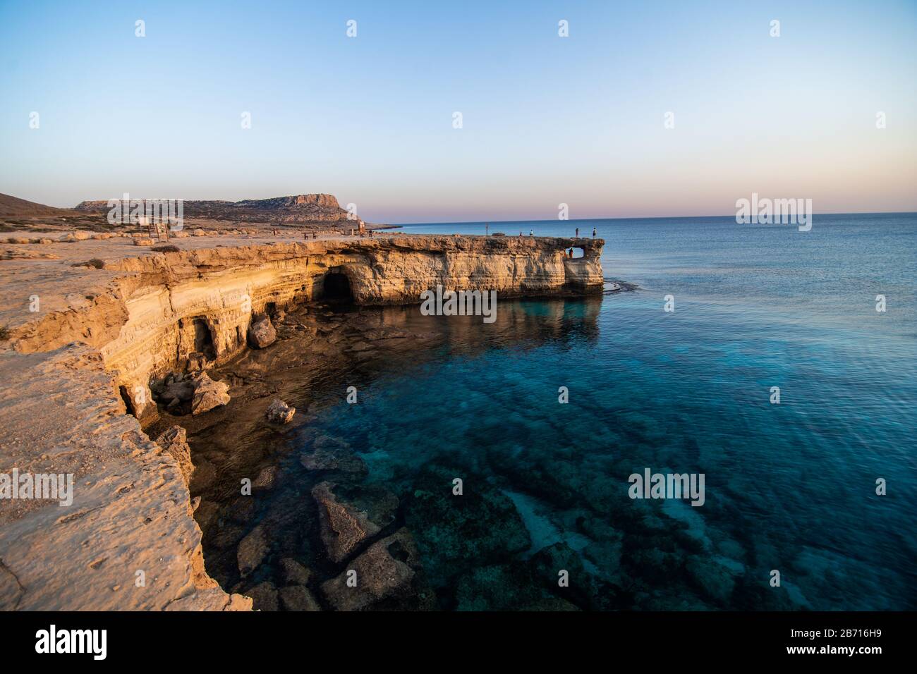 Arco de piedra y mar. Cape Greko, Agia Napa, Chipre Foto de stock