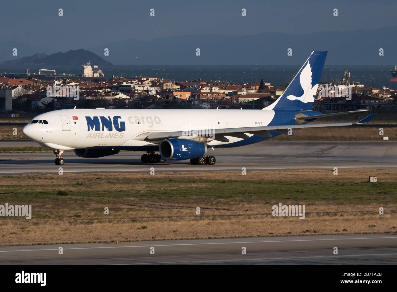 Istanbul / Turkey - Marzo 29, 2019: MNG Airlines Airbus A330-200 TC-MCZ avión de carga a la salida del aeropuerto Ataturk de Estambul Foto de stock