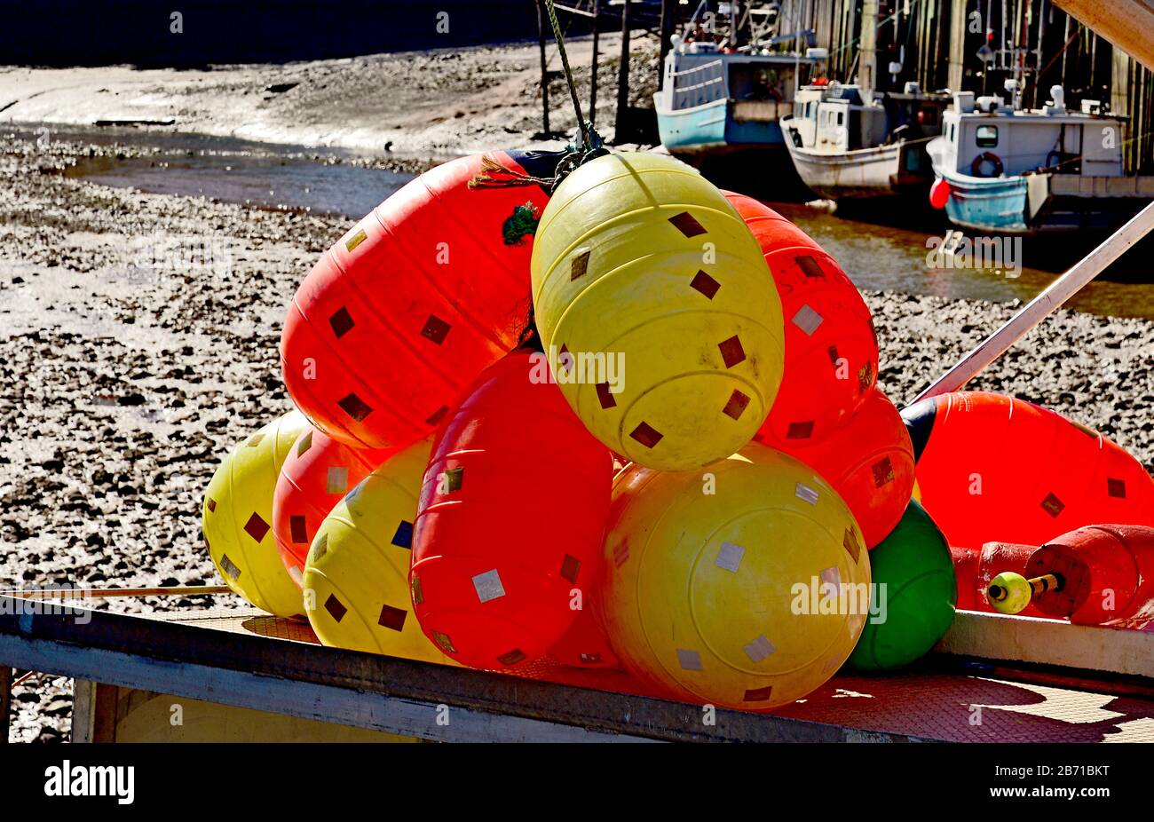 Un montón de buoy de colores apilados en el muelle de Saint Martins New Brunswick Canadá. Foto de stock