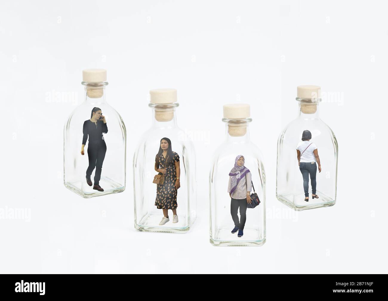 Las mujeres se encerraron en botellas de vidrio aisladas de la pandemia de Covid 19 Foto de stock