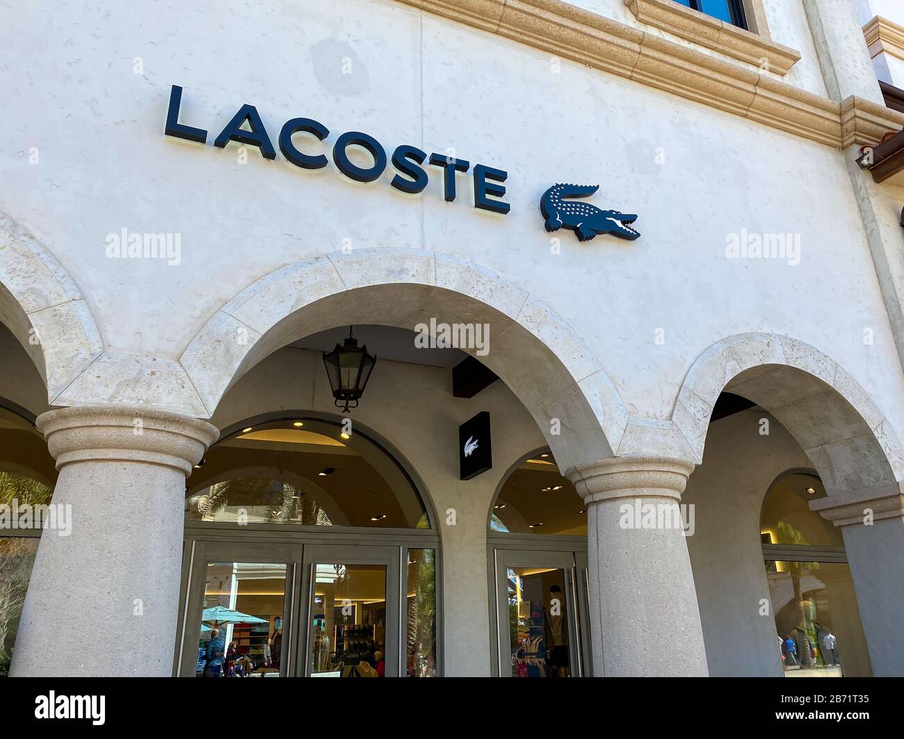 Orlando, FL/USA-2/29/20: Una tienda de ropa Lacoste en un centro comercial  al aire libre Fotografía de stock - Alamy