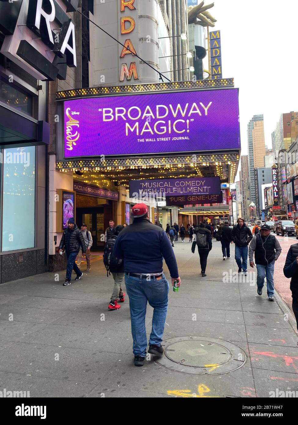 Nueva York, NY, EE.UU. 12 de marzo de 2020. Vista del Nuevo Teatro de Amsterdam, hogar del Aladdin de Broadway, como los temores de coronavirus resultan en el distrito de los teatros cerrando todas las representaciones teatrales y reuniones de 500 personas o más en la ciudad de Nueva York el 12 de marzo de 2020. Crédito: Rainmaker Photos/Media Punch/Alamy Live News Foto de stock