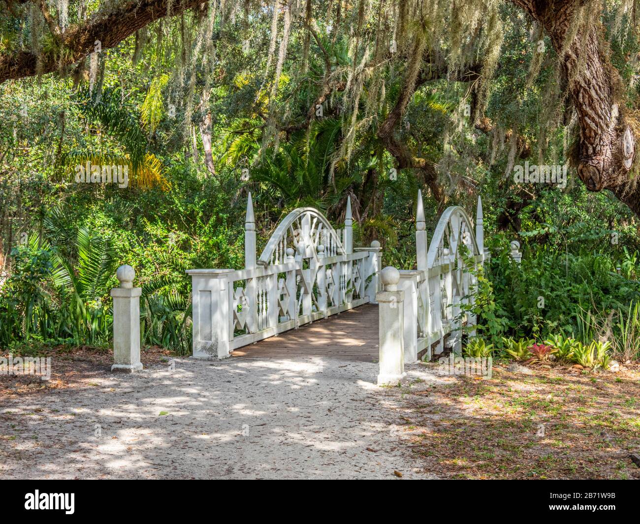 Elegante puente en el histórico asentamiento de Koreshan restaurado y registrado a nivel nacional en el Parque Estatal de Koreshan en Estero Florida Foto de stock