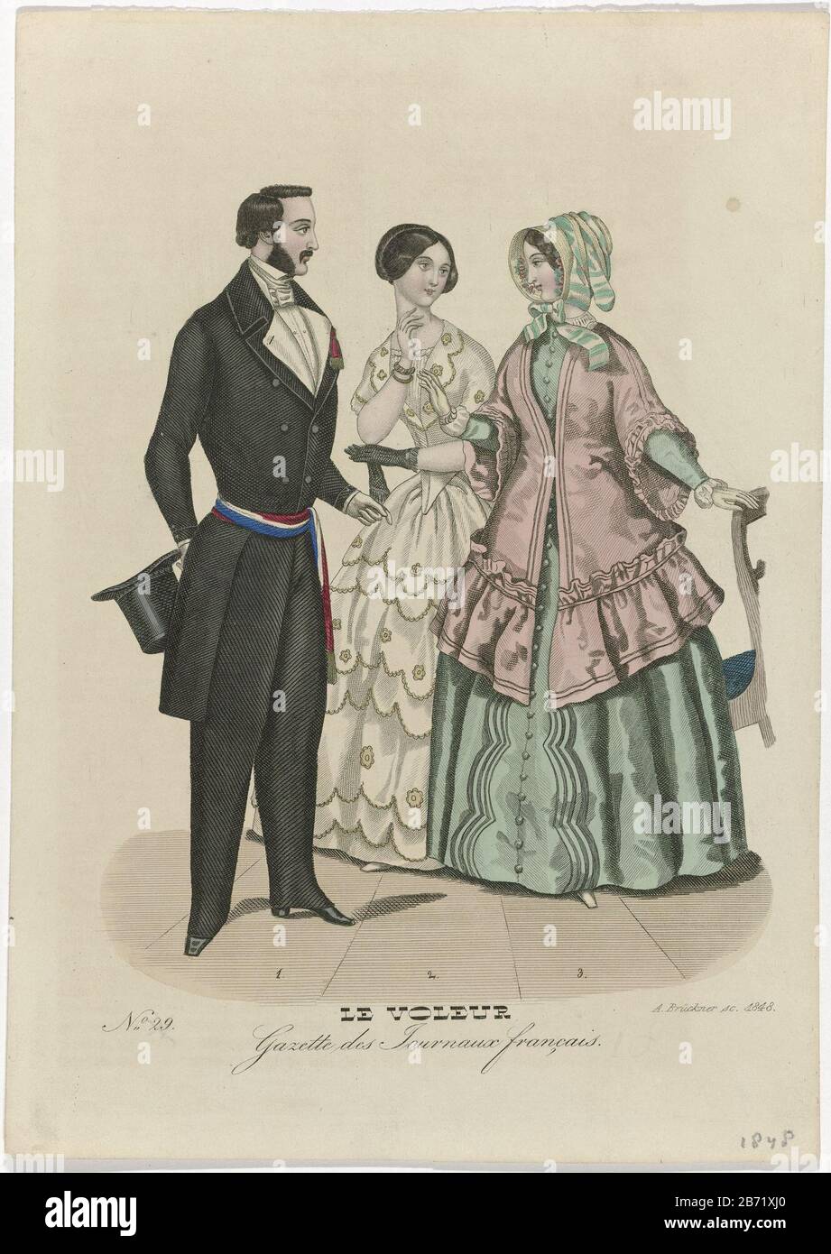 Un hombre y dos mujeres, una numerada a tres. 1: chaqueta, chaleco y  pantalón. Cravat anudado. Sombrero alto. Raya sash en rojo, blanco y azul  con flecos en los extremos. Zapatos con