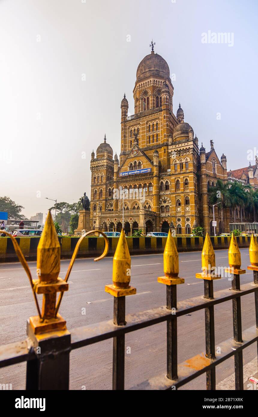 MUMBAI, INDIA – DIC. 19, 2019 : edificio de la corporación municipal de BMC en 1893 en Mumbai. Arquitectura británica y edificio histórico Construido en 1893. Foto de stock