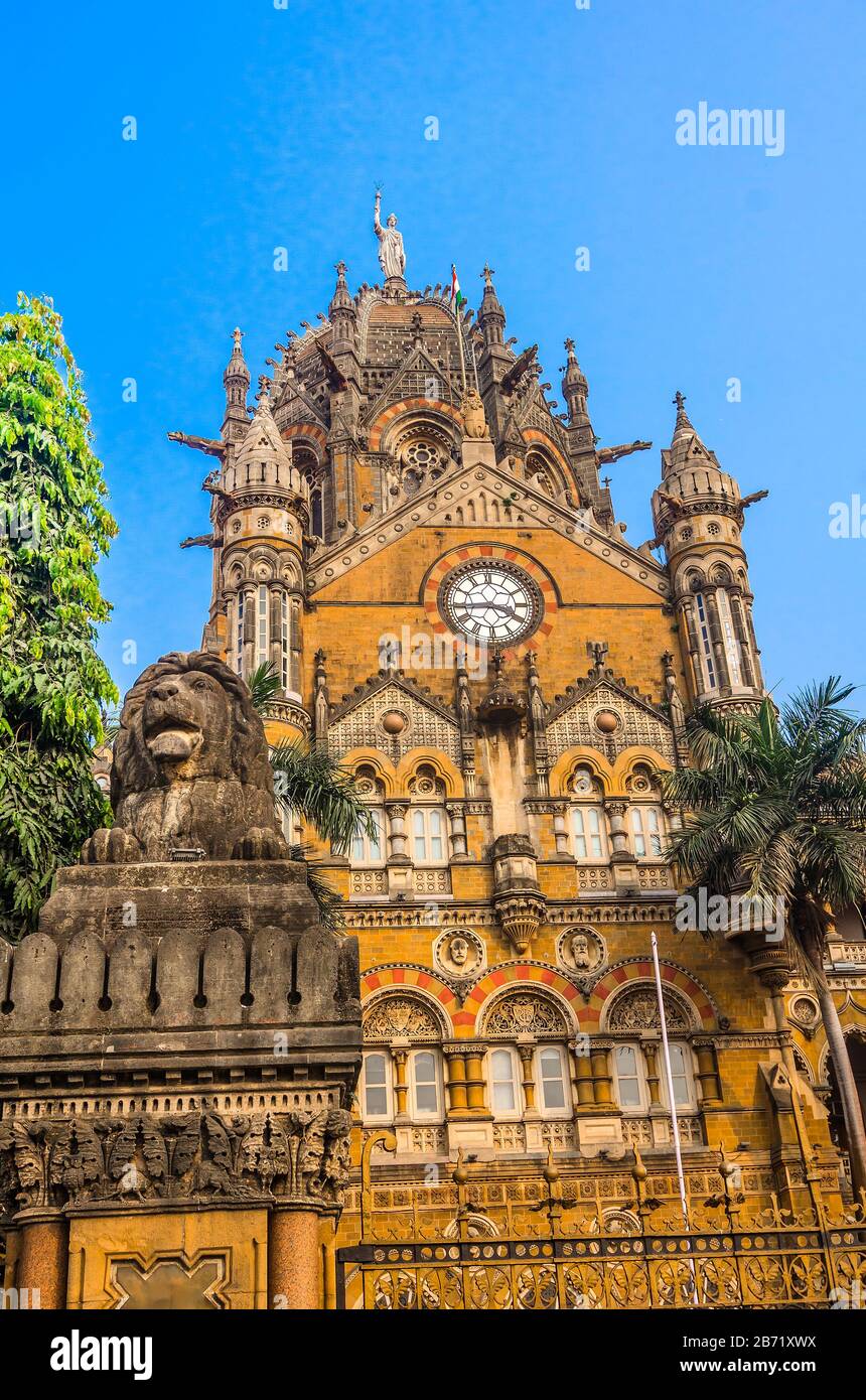 MUMBAI, INDIA – DIC. 19, 2019 : Chhatrapati Shivaji Terminus anteriormente conocido como Victoria Terminus en el sur de Bombay, es un Sitio Patrimonio de la Humanidad de la UNESCO. Foto de stock