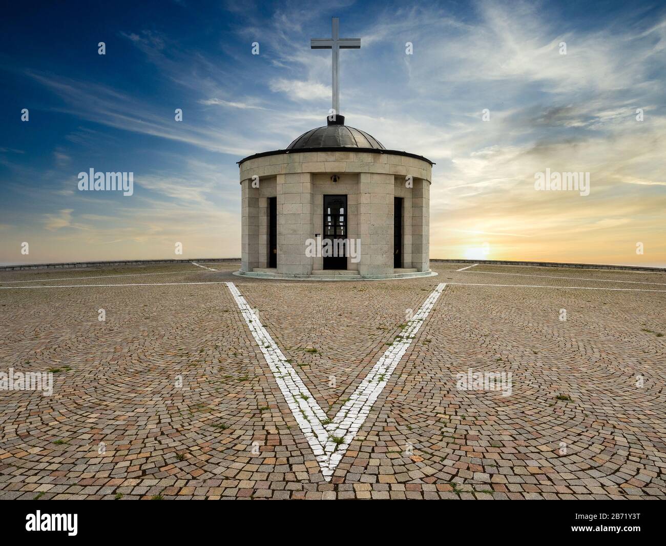 Santuario Monte grappa, osario de soldados italianos y austriacos de la primera Guerra Mundial, Veneto, Italia Foto de stock