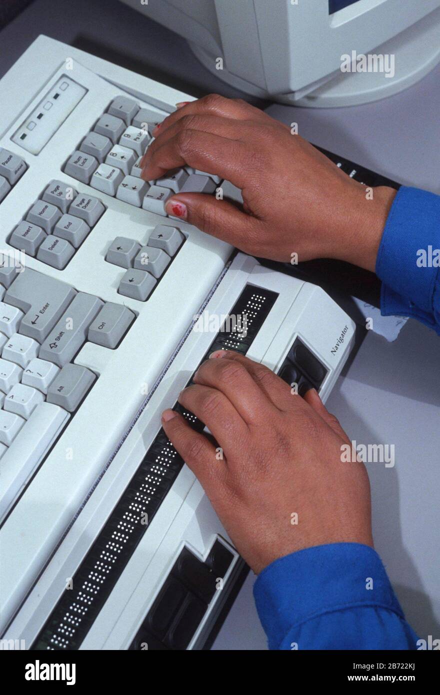 Trabajador con deficiencias visuales para compañías telefónicas de