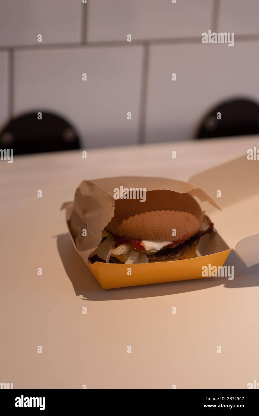 https://c8.alamy.com/compes/2b72507/hamburguesas-en-un-recipiente-para-llevar-sobre-una-mesa-sobre-fondo-blanco-hamburguesas-en-una-mesa-blanca-en-una-caja-2b72507.jpg