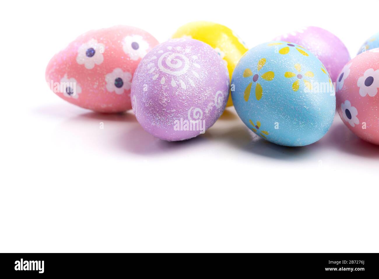 Huevos de Pascua pintados sobre un fondo blanco Foto de stock