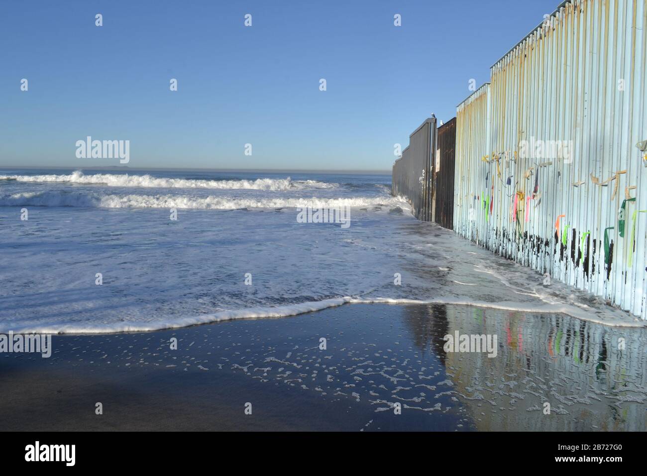 Us mexico border fence tijuana beach fotografías e imágenes de alta