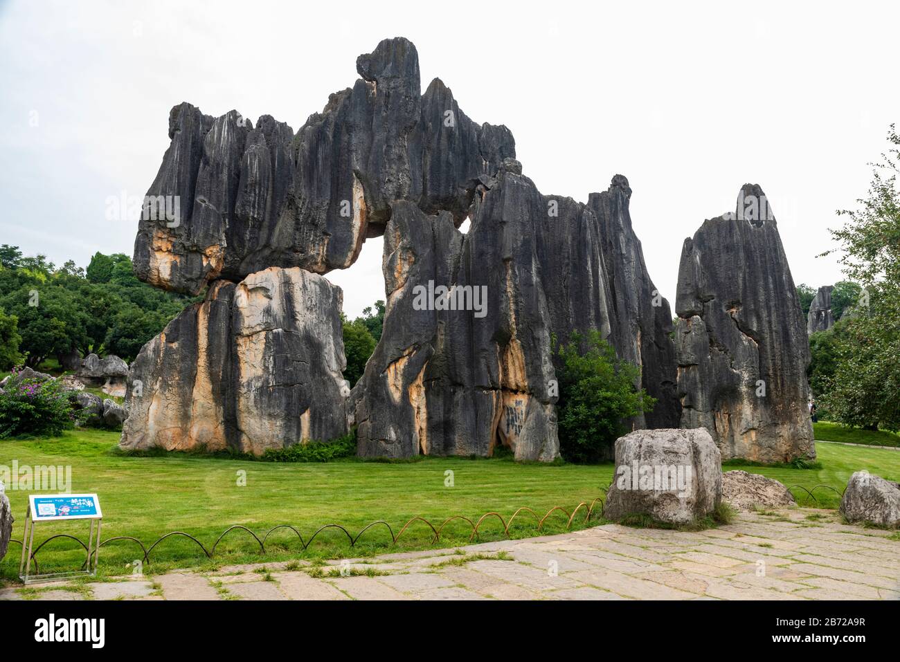 El Bosque de Piedra en Kunming, Yunnan es una maravilla geológica de piedra caliza que cubre más de 80 hectáreas y fue declarado Patrimonio de la Humanidad por la Unesco. Foto de stock