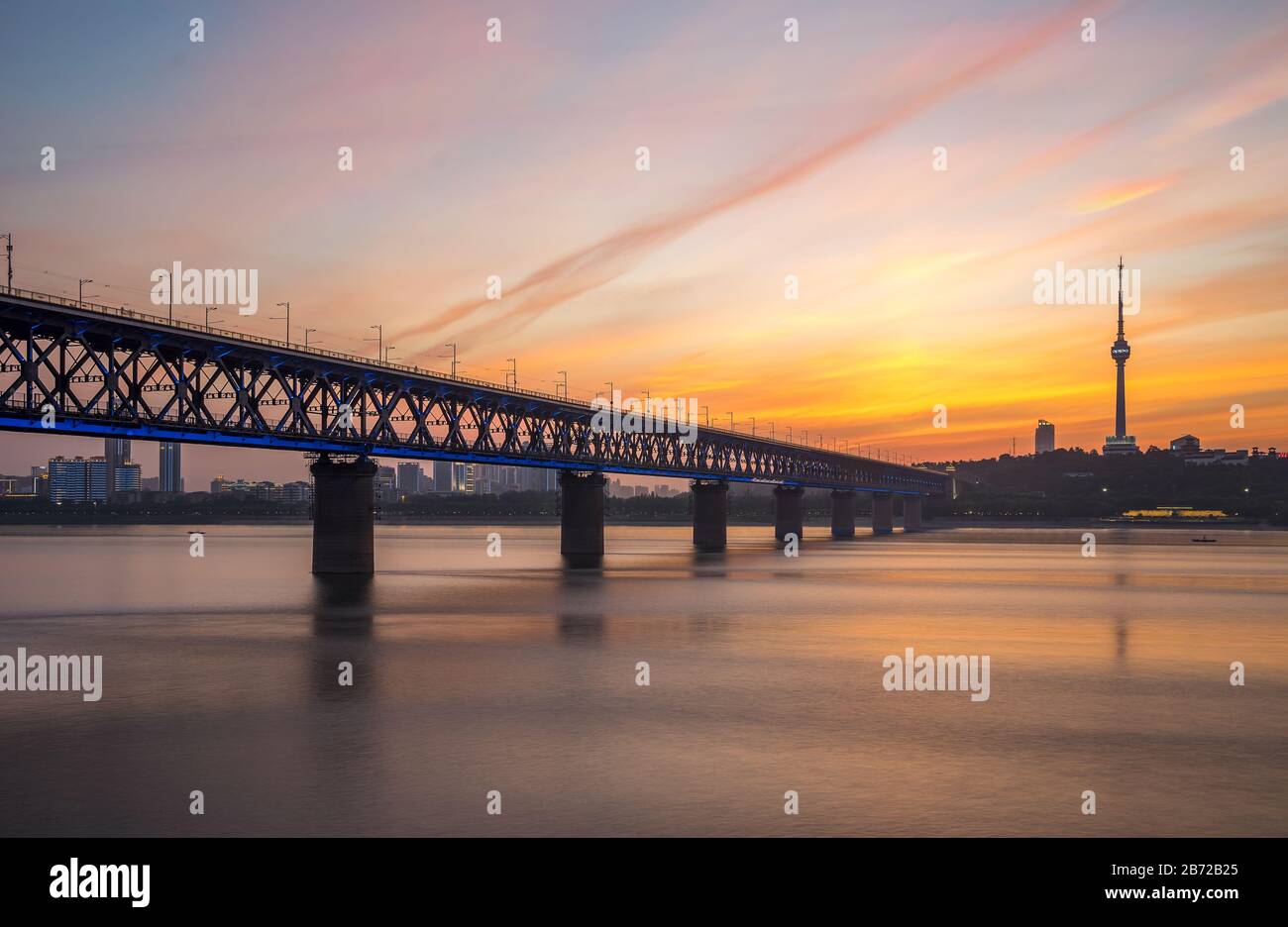 Horizonte panorámico de Wuhan, puente del río yangtze, china Foto de stock