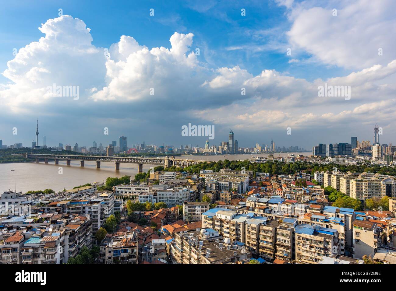 Horizonte panorámico de Wuhan, puente del río yangtze, china Foto de stock
