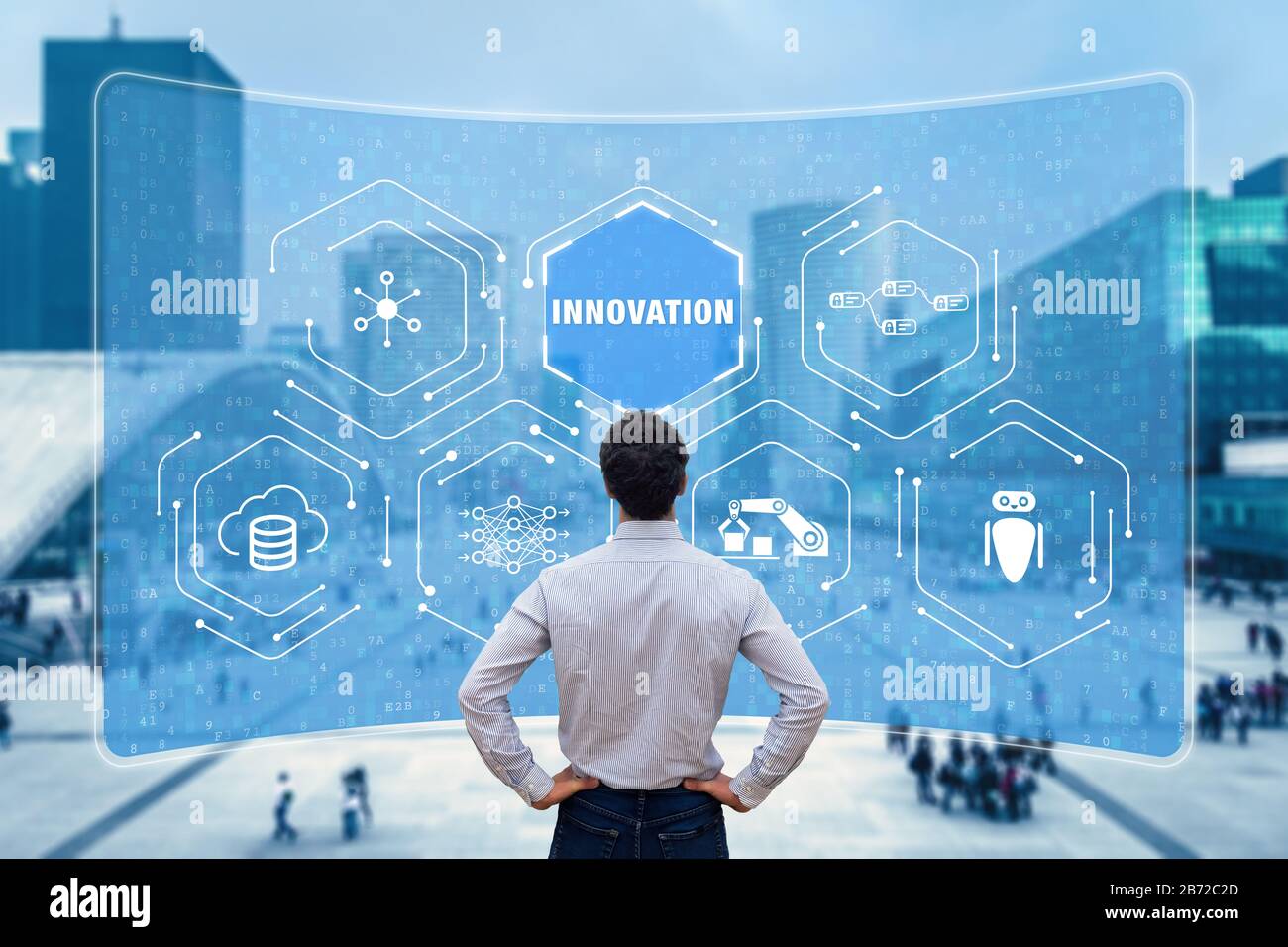 Concepto de innovación con investigadores que trabajan en tecnologías emergentes para desarrollar productos innovadores. Interrupción digital con IoT, autom de proceso robótico Foto de stock