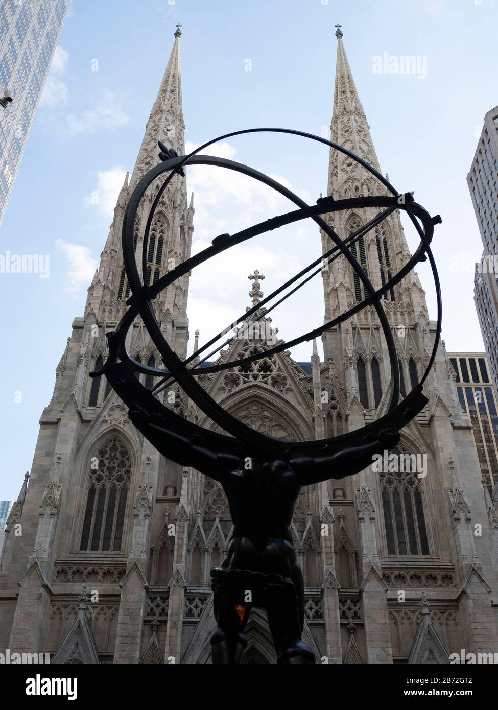 Estatua del Atlas en el Rockefeller Center y la Catedral de San Patrick Foto de stock