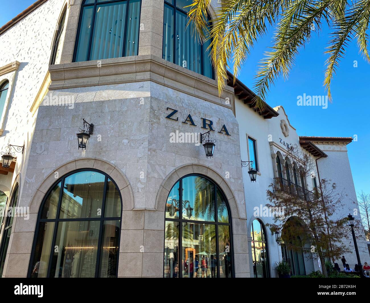 marco detalles Grupo Orlando, FL/USA-2/13/20: Una tienda de ropa Zara en un centro comercial al  aire libre en Orlando, FL Fotografía de stock - Alamy