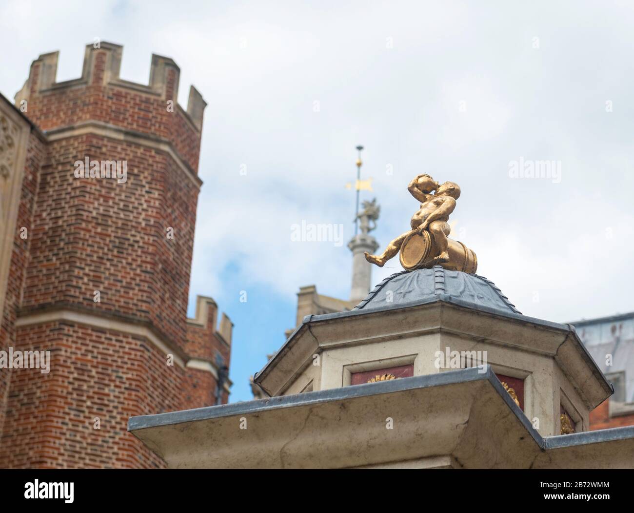 Estatua de oro de Bacchus en la parte superior de una réplica de una fuente de vino en la Corte base en el Palacio de Hampton Court Foto de stock