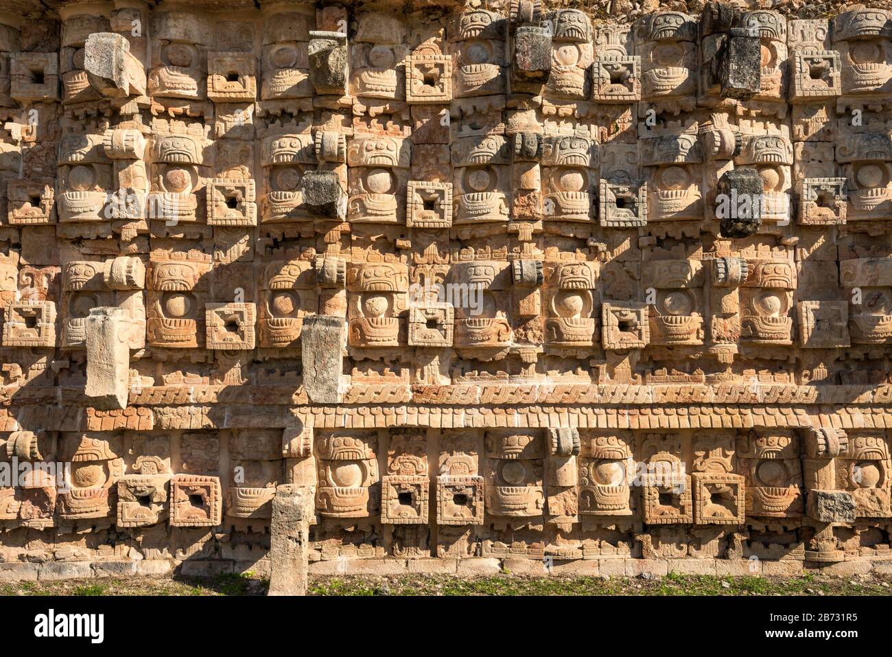 Máscaras de dios de lluvia Chac en el Palacio de los Mascarones, ruinas mayas, sitio arqueológico de Kabah, Ruta Puuc, estado de Yucatán, México Foto de stock