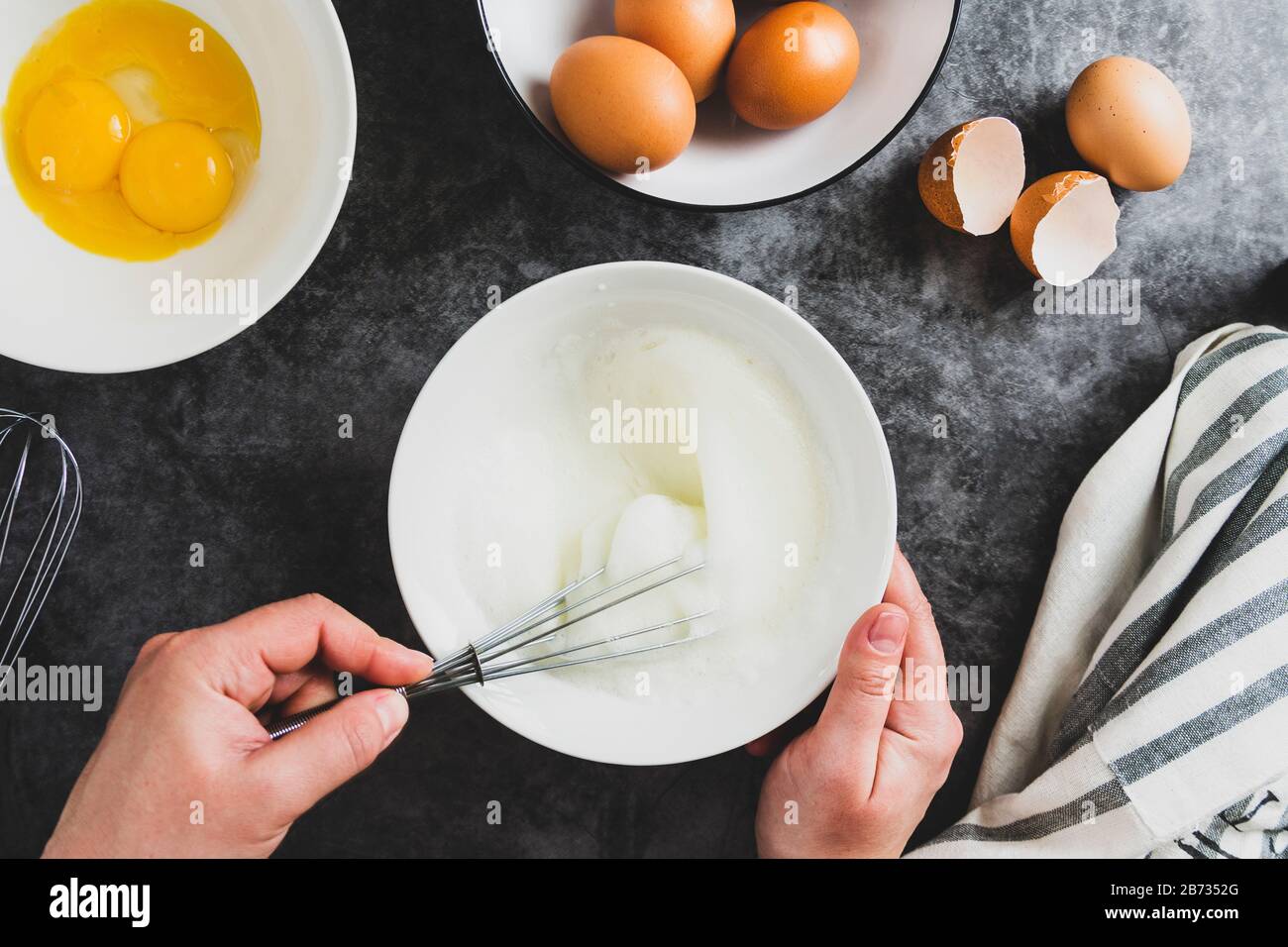 Batir huevos blancos con levantaclaras en una palta. Vista superior de las  manos de la mujer mezclando huevos Fotografía de stock - Alamy