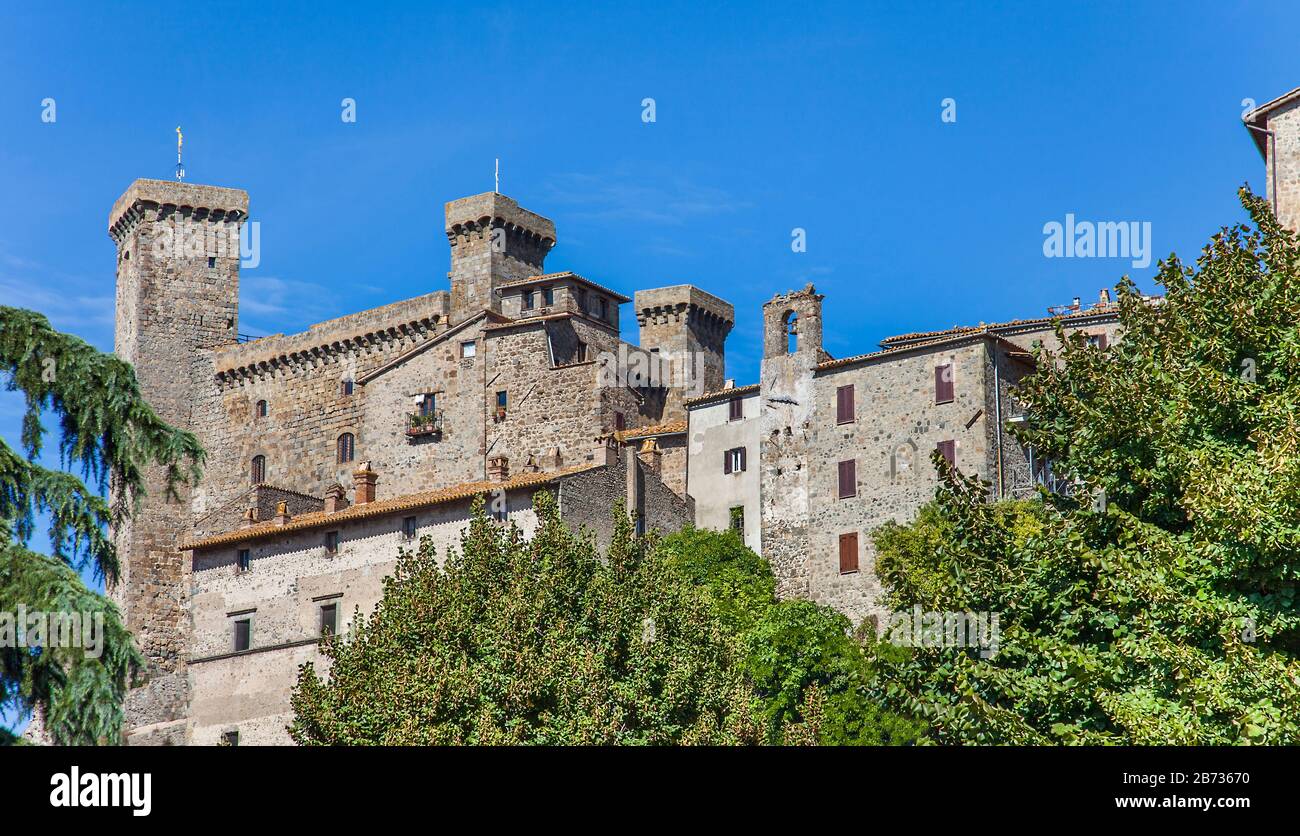 La Rocca della Cervara Monaldeschi castillo en Bolsena en el lago de Bolsena, en la región de Lazio Viterbo Foto de stock