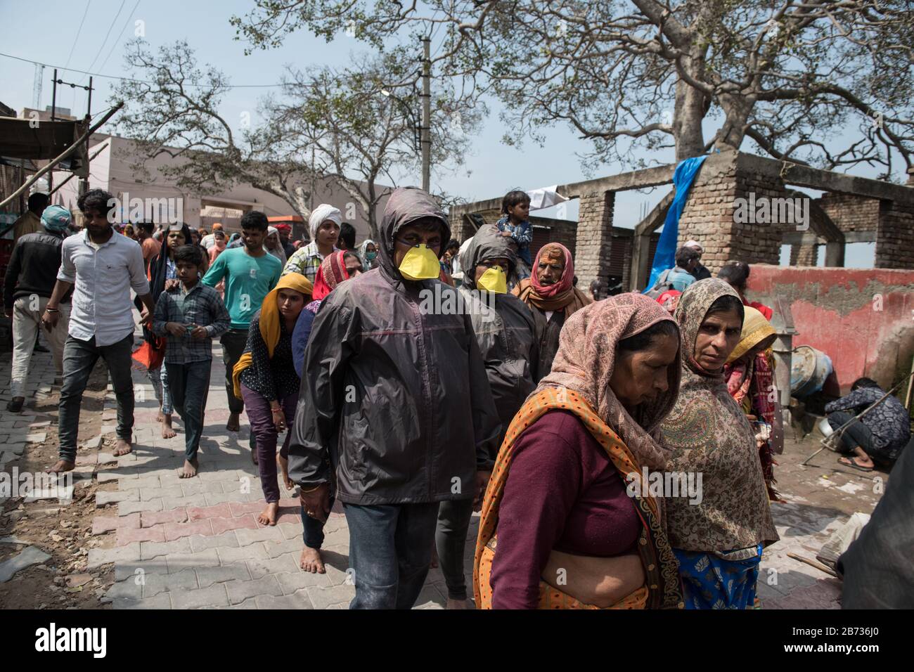 Vrindivan, Uttar Pradesh, India: Una pareja que usa máscara facial durante una procesión como preventiva contra la propagación del brote de coronavirus COVID-19. Foto de stock