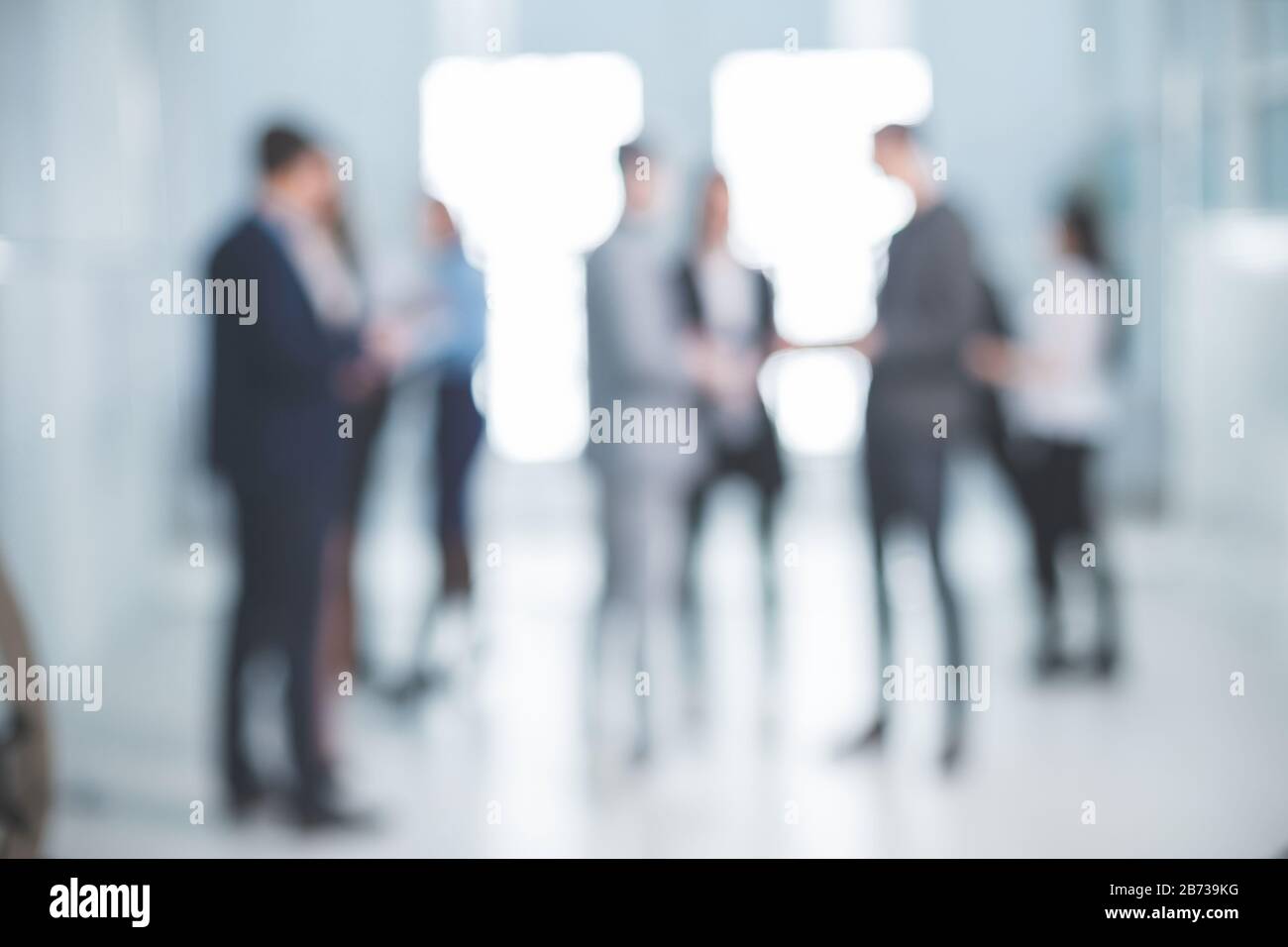 imagen de fondo de un grupo de empleados corporativos en el vestíbulo de la oficina Foto de stock