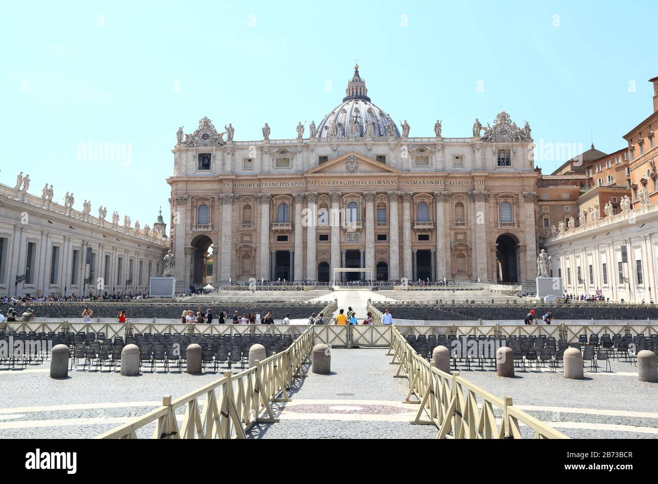 Editorial Plaza de San Pedro, Ciudad del Vaticano-17.06.2019: Los turistas visitan el famoso monumento en el verano. Foto de stock