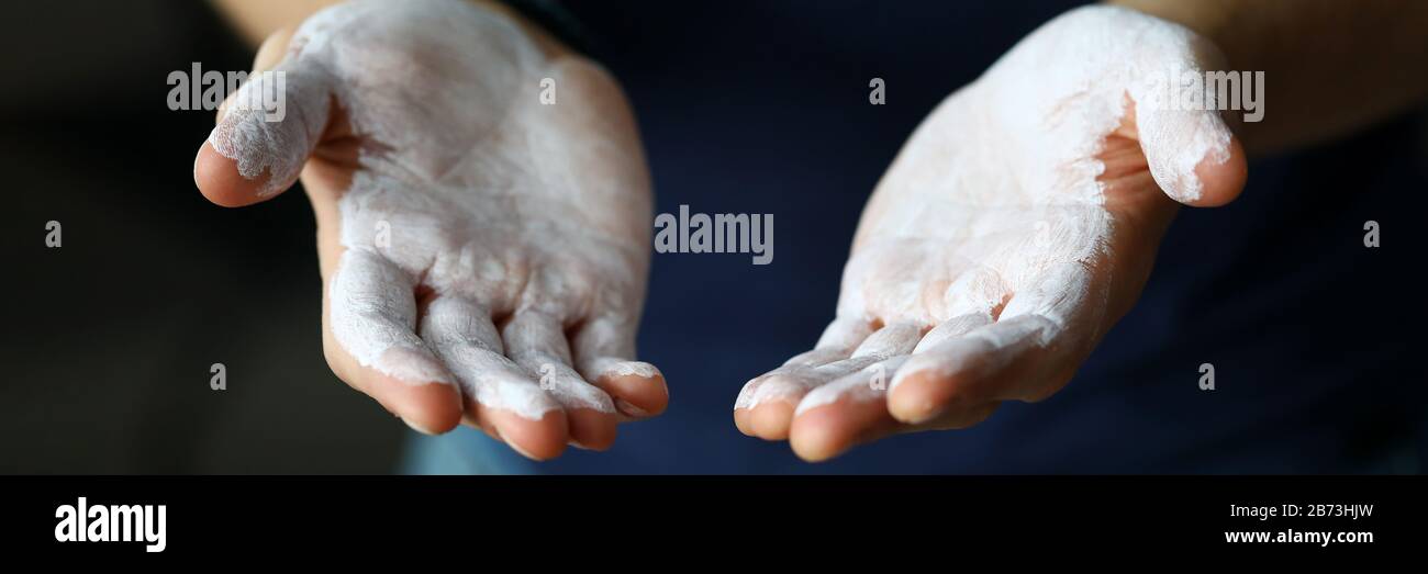 Manos masculinas impregnadas con polvo de magnesio listo para entrenar  Fotografía de stock - Alamy