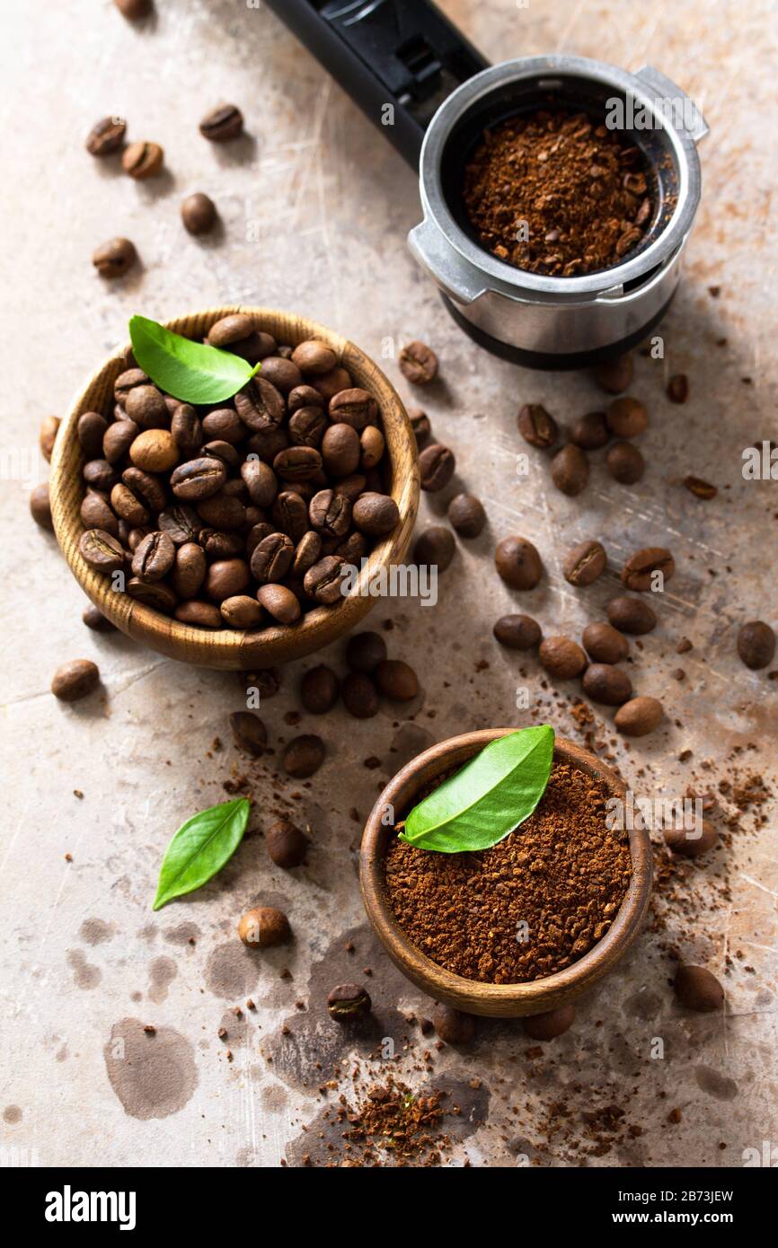 Ingredientes para una cafetera. Granos de café y polvo molido en una  encimera de piedra Fotografía de stock - Alamy