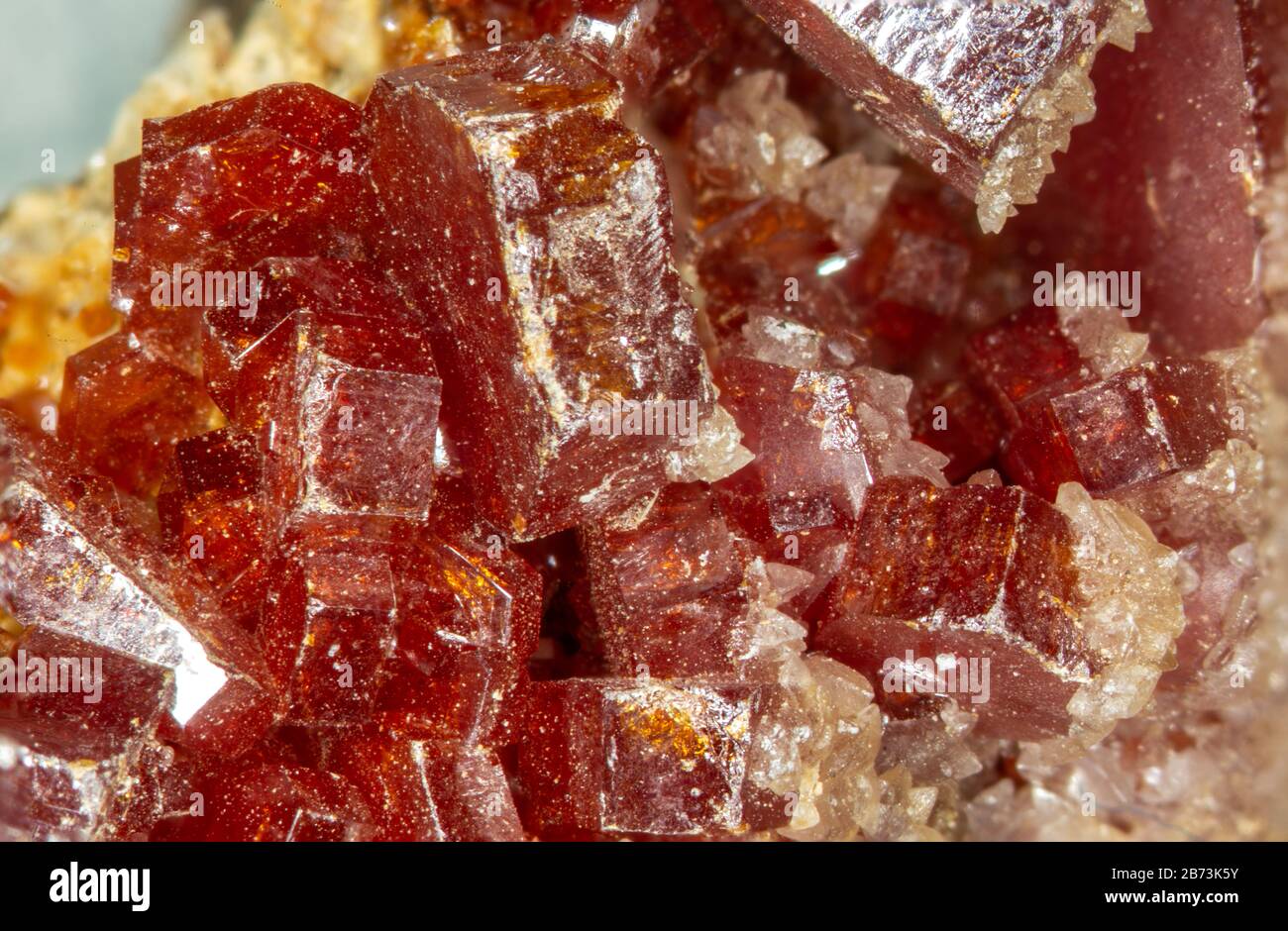 Minerales de Vanadita bajo el microscopio Fotografía de stock - Alamy