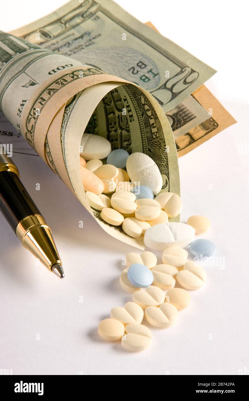 Medicamentos que salen de un rollo de billetes de dólar Foto de stock