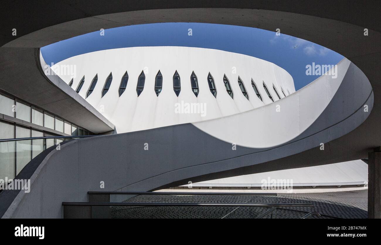 Le Havre, Kulturzentrum LE VOLCAN von Oskar Niemeyer 1977-82, Teilansicht mit Spiralrampe Foto de stock