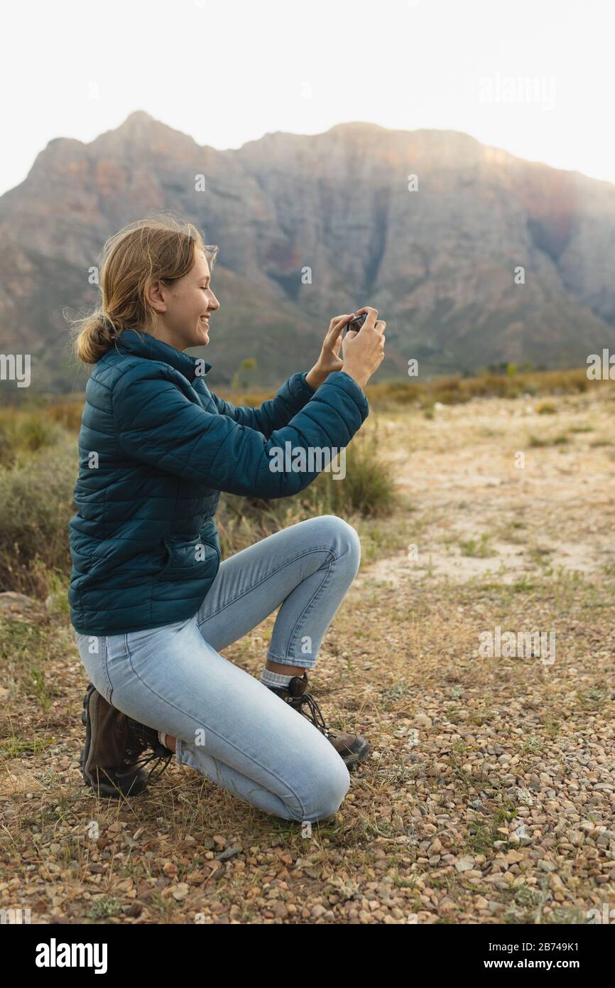 Vista de perfil de la mujer haciendo fotos en el exterior Foto de stock