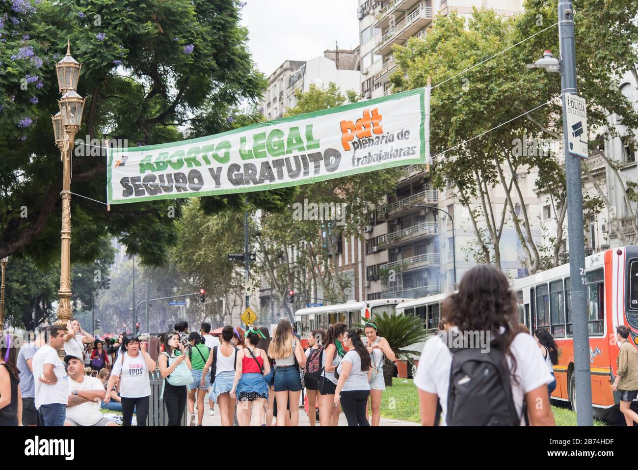 CABA, Buenos Aires / Argentina; 9 de marzo de 2020: Día internacional de la Mujer. Banner en apoyo de la ley legal, segura y libre de aborto, cerca de la Nación Foto de stock