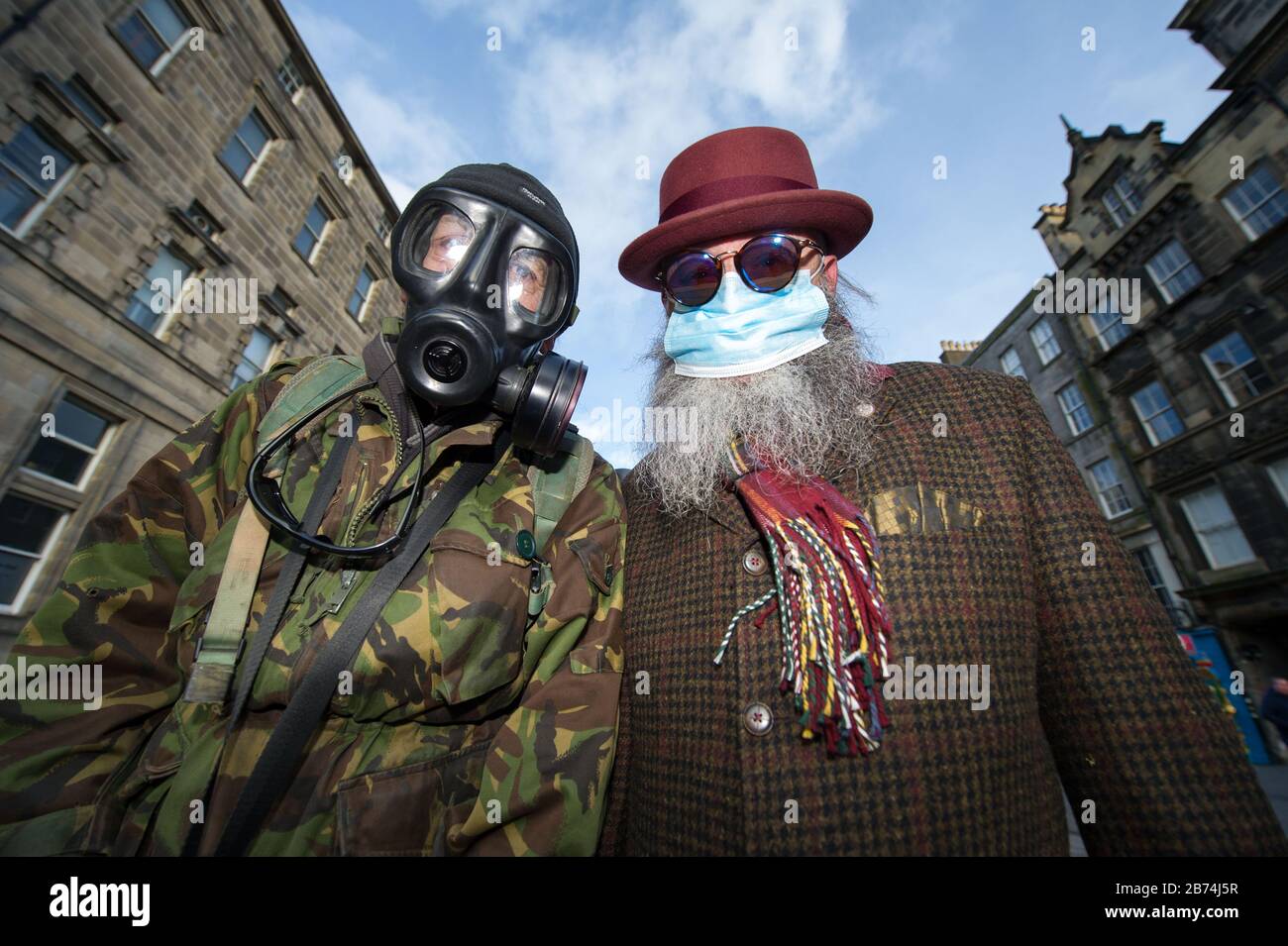 Edimburgo, Reino Unido. 13 de marzo de 2020. En la foto: (Izquierda) Alan Wilson; (derecha) Jimmy Crombie, usando equipo de protección personal anticipando la pandemia que está a punto de golpear Escocia. Crédito: Colin Fisher/Alamy Live News Foto de stock