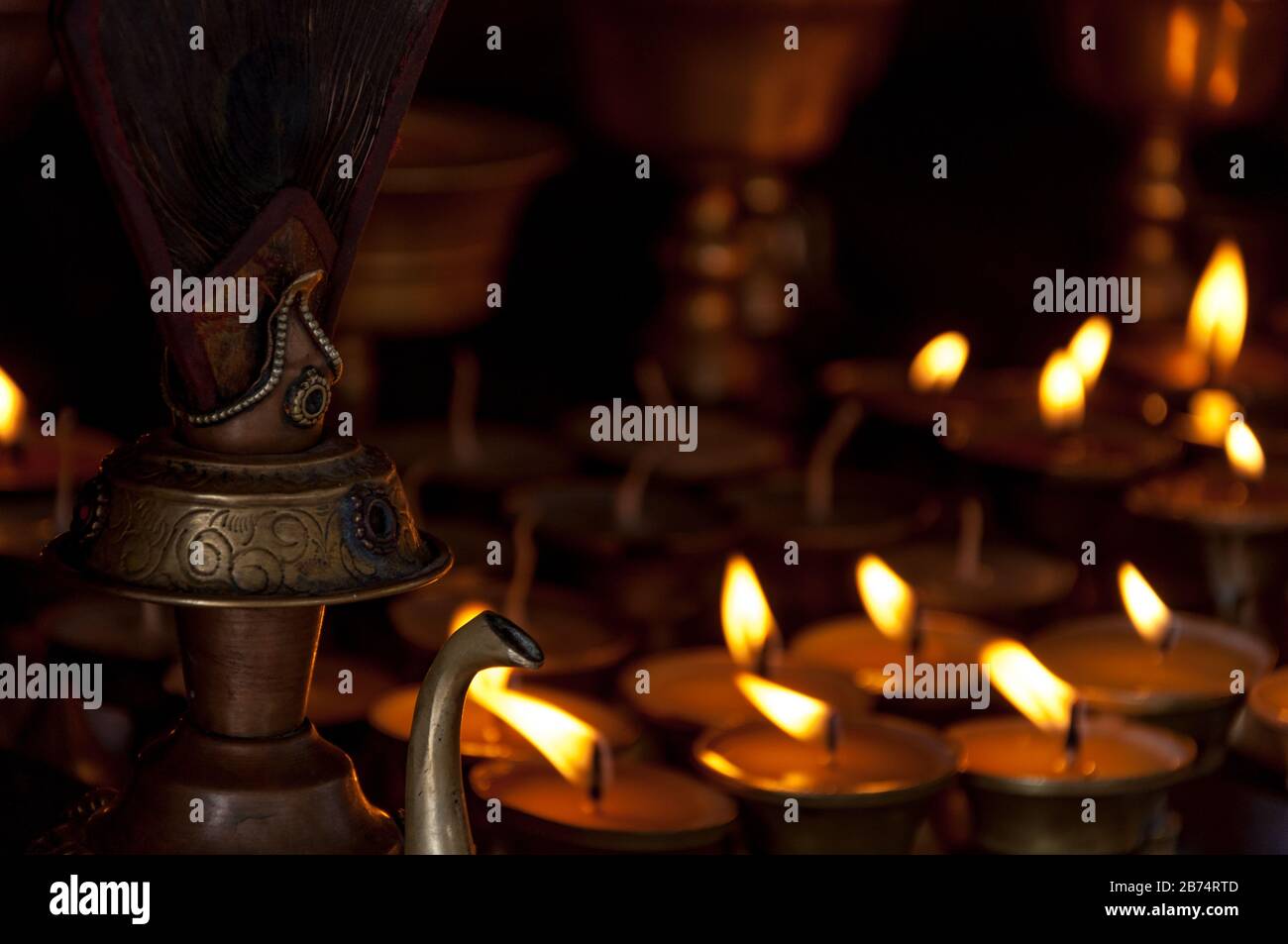 Encendió velas en el templo de los monos de Katmandú Foto de stock