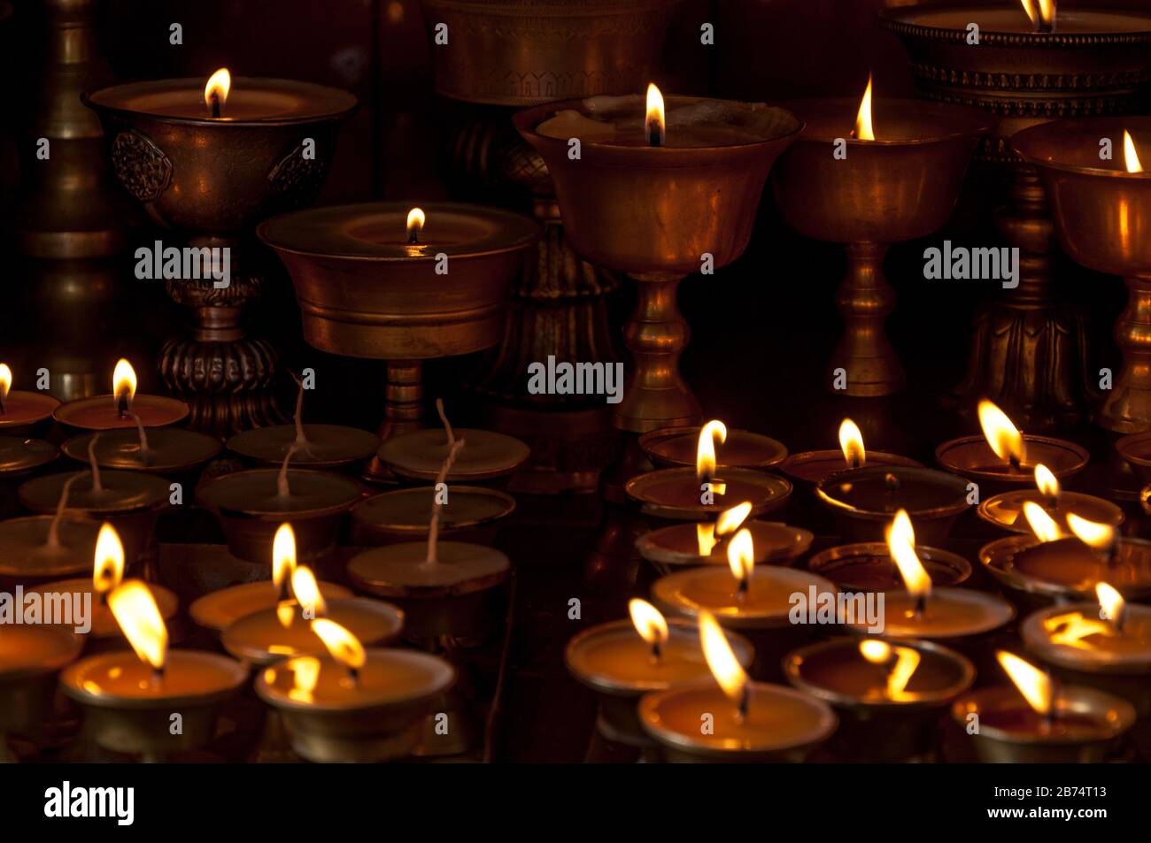 Encendió velas en el templo de los monos de Katmandú Foto de stock