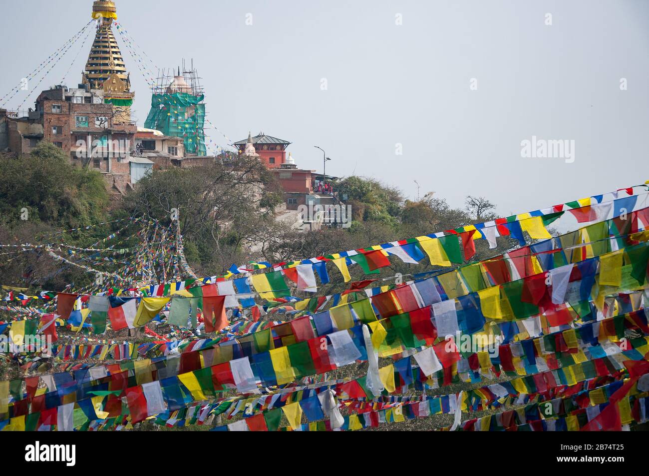 Banderas de oración en la puerta del templo en Katmandú, Nepal Foto de stock