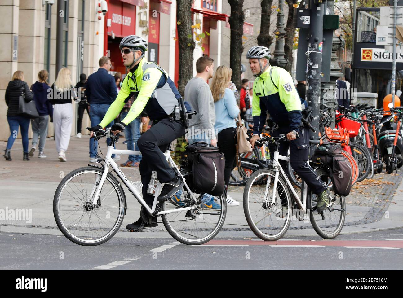 Un pelotón de bicicletas de la policía de Berlín. El relevo de bicicletas está en acción en Berlin Mitte y Friedrichshain-Kreuzberg. [traducción automática] Foto de stock
