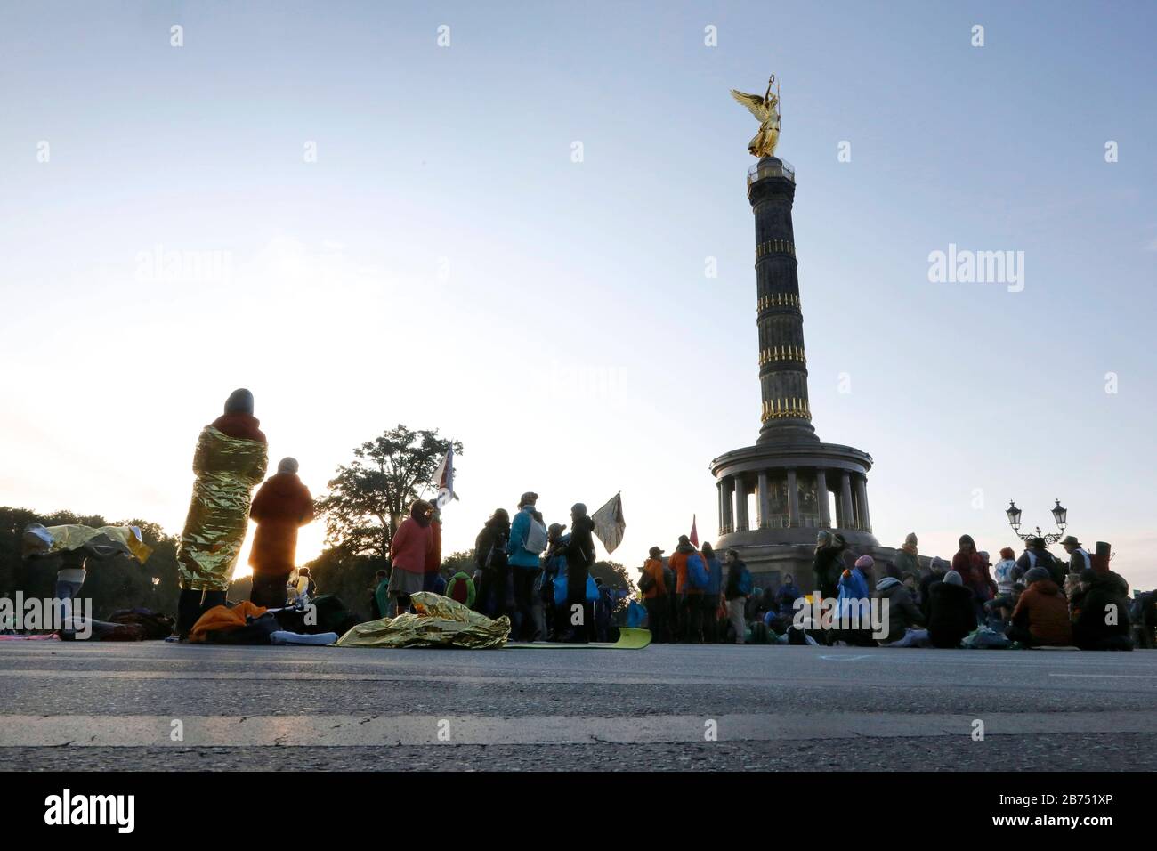 El grupo activista "Extinction Rebellion" ha iniciado una protesta por la protección del clima en la columna Berlin Victory. Cientos de activistas ambientales ocuparon un importante cruce de tráfico, el Großer Stern, en la Siegessaeule de Berlín. Los activistas se manifiestan con los bloqueos contra la catástrofe climática y la extinción de especies. [traducción automática] Foto de stock