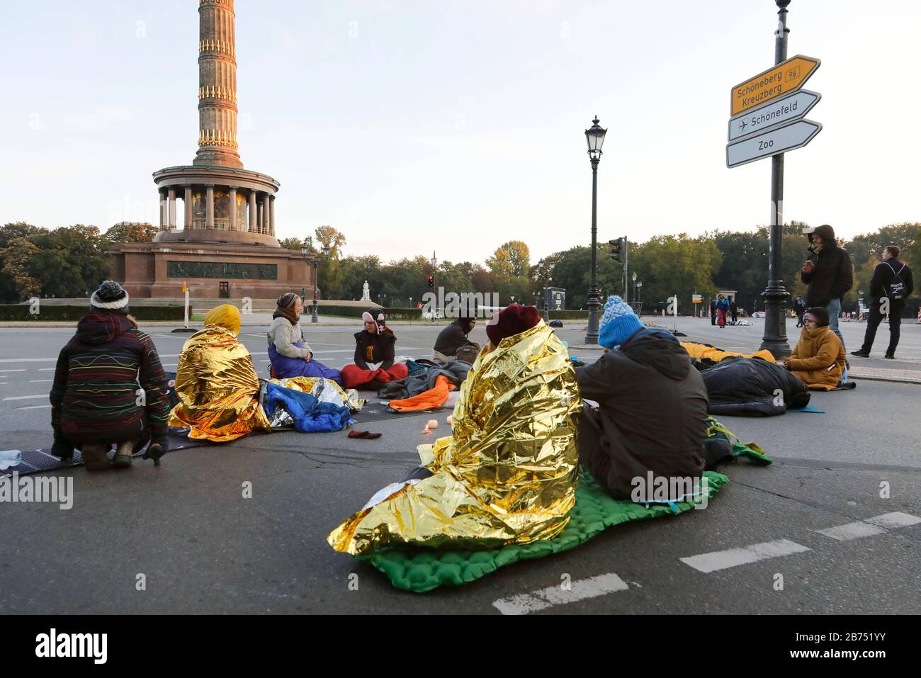 El grupo activista "Extinction Rebellion" ha iniciado una protesta por la protección del clima en la columna Berlin Victory. Cientos de activistas ambientales ocuparon un importante cruce de tráfico, el Großer Stern, en la Siegessaeule de Berlín. Los activistas se manifiestan con los bloqueos contra la catástrofe climática y la extinción de especies. [traducción automática] Foto de stock