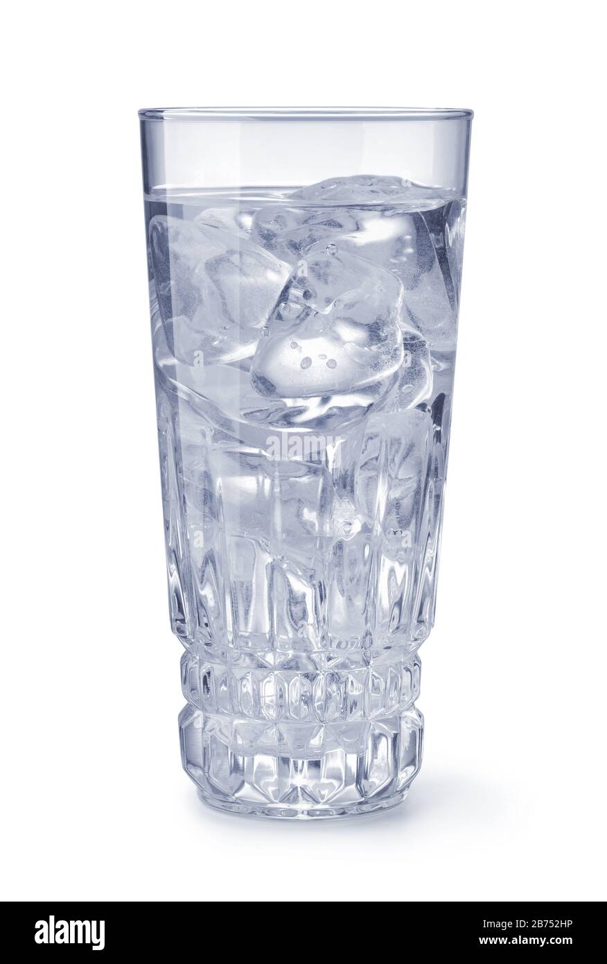 Cristal de agua con hielo aislado sobre un blanco Foto de stock