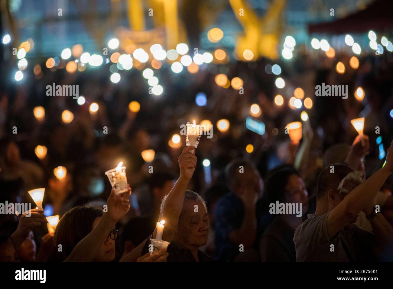 Los participantes asisten a la vigilia anual a la luz de las velas que conmemora el 30º aniversario de la masacre de la Plaza Tiananmen de Beijing en 1989 en el Parque Victoria En Hong Kong, China, el 4 de junio de 2019. Foto de stock