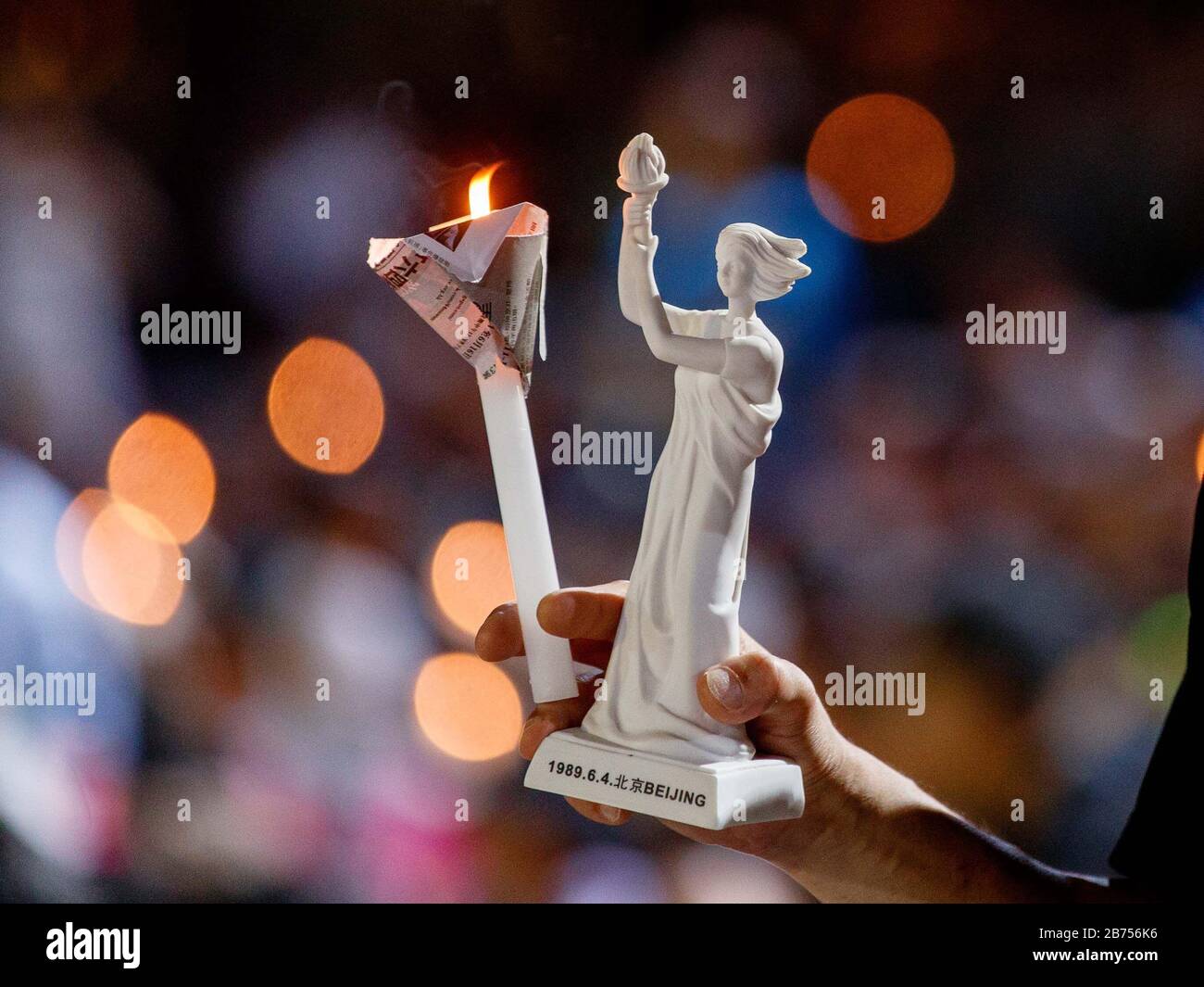 Los participantes asisten a la vigilia anual a la luz de las velas que conmemora el 30º aniversario de la masacre de la Plaza Tiananmen de Beijing en 1989 en el Parque Victoria En Hong Kong, China, el 4 de junio de 2019. Foto de stock