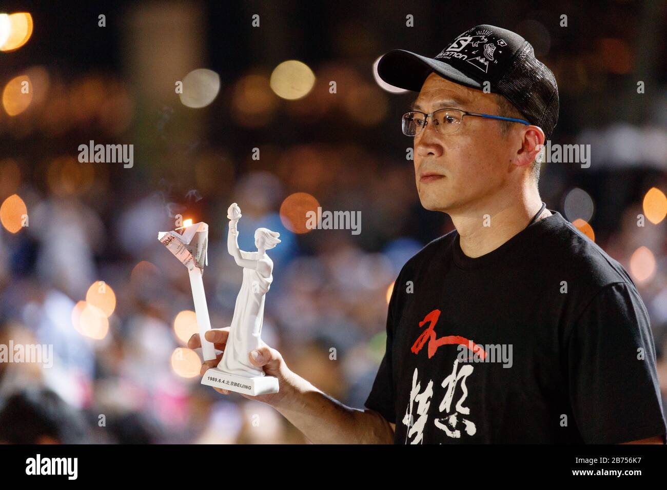 Los participantes asisten a la vigilia anual a la luz de las velas que conmemora el 30º aniversario de la masacre de la Plaza Tiananmen de Beijing en 1989 en el Parque Victoria En Hong Kong, China, el 4 de junio de 2019. Foto de stock