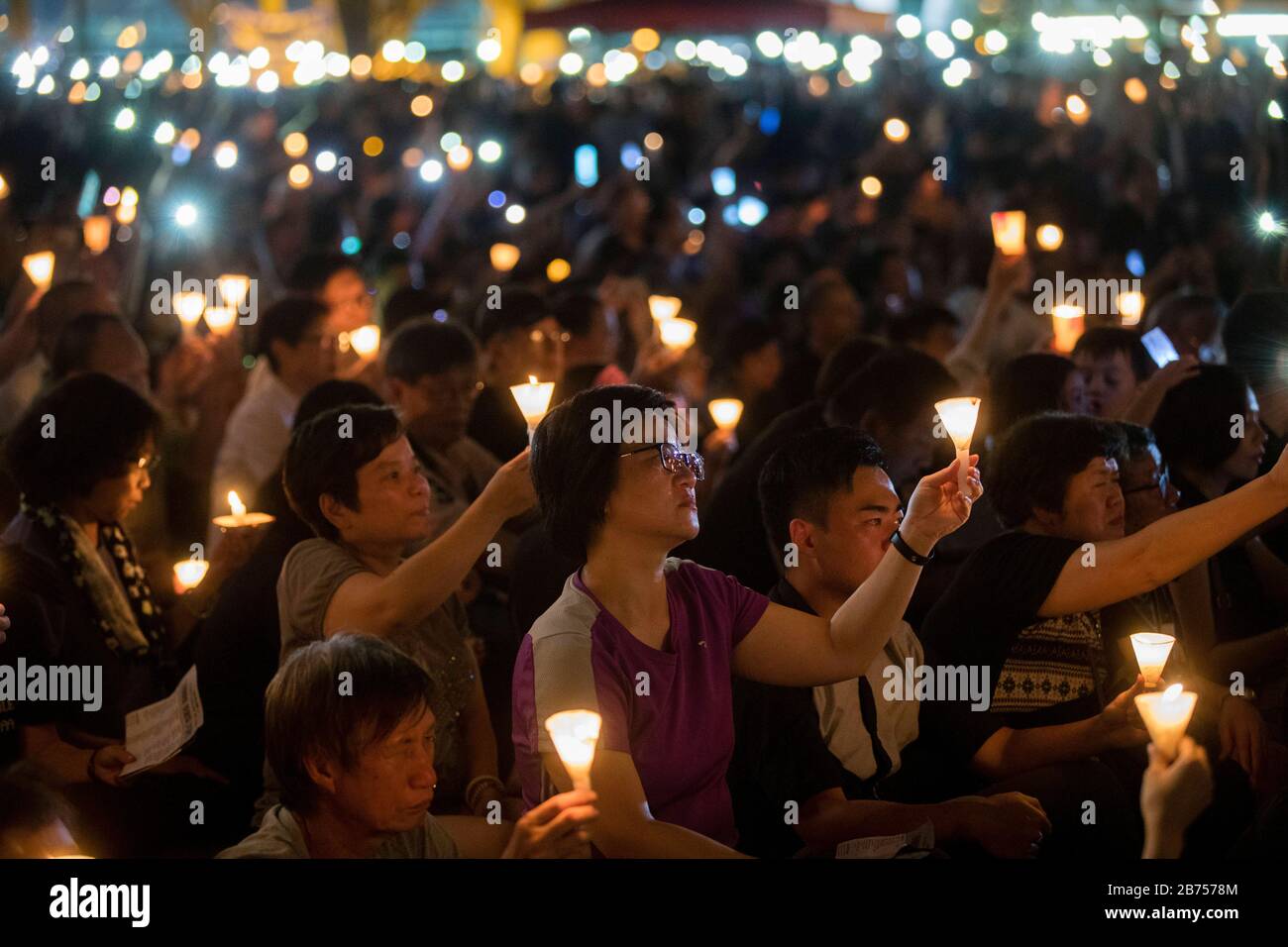 Los participantes asisten a la vigilia anual a la luz de las velas que conmemora el 30º aniversario de la masacre de la Plaza Tiananmen de Beijing en 1989 en el Parque Victoria En Hong Kong, China, el 4 de junio de 2019. Foto de stock
