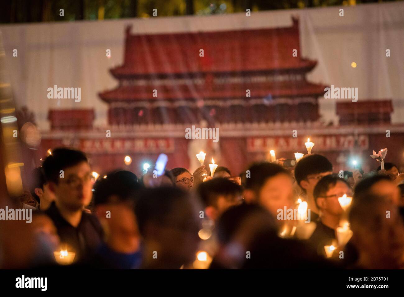 Los participantes asisten a la vigilia anual a la luz de las velas que conmemora el 30º aniversario de la masacre de la Plaza Tiananmen de Beijing en 1989 en el Parque Victoria En Hong Kong, China, el 4 de junio de 2019. Foto de stock